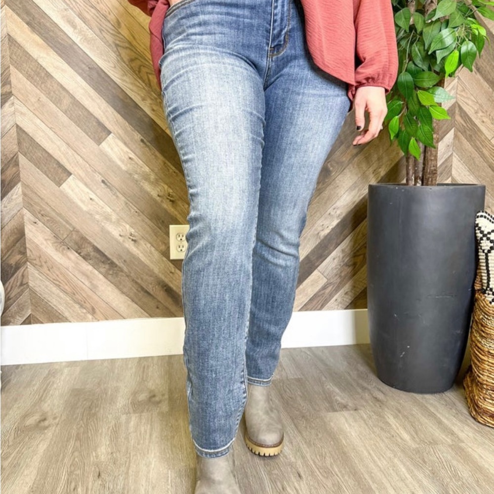 Judy Blue jeans, mid-rise classic slim fit, size 14W, NEW w/o tag